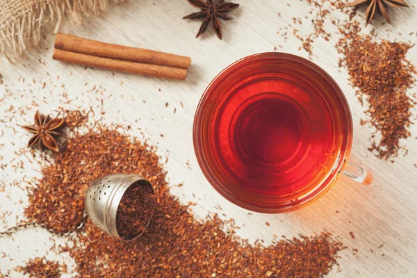 Bebida sana de superalimentos rooibos té africano con especias — Foto de Stock