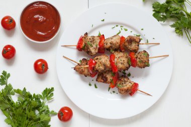 Izgara tavuk kebap şiş ızgara et biber ve beyaz yemek sosu ile.