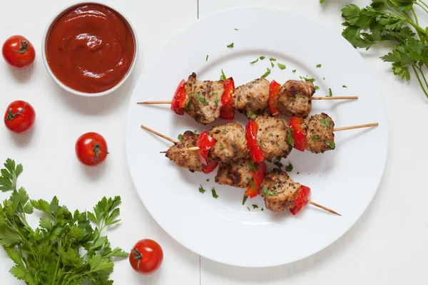Grilled chiken kebab skewer barbecue meat with pepper and sauce on white dish. — Stock Photo, Image