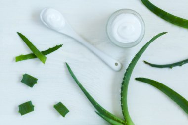 Aloe vera krem spa cilt bakımı kozmetik beyaz arka plan üzerinde