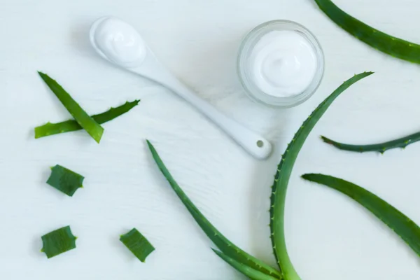 Aloe vera krem spa cilt bakımı kozmetik beyaz arka plan üzerinde — Stok fotoğraf