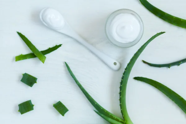 Aloe vera creme spa cuidados da pele cosméticos no fundo branco — Fotografia de Stock