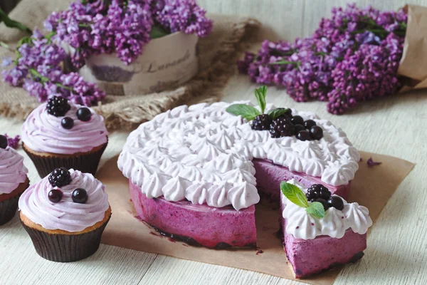 Blackerry purple souffle cake. Traditional delicious homemade baked sweet decorated with blackberry and whipped cream. — Stock Photo, Image