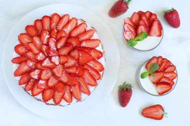 Lezzetli geleneksel kutlama Çilekli pasta tatlı tatlı yemek beyaz mutfak masa arka plan üzerinde taze çilek ile