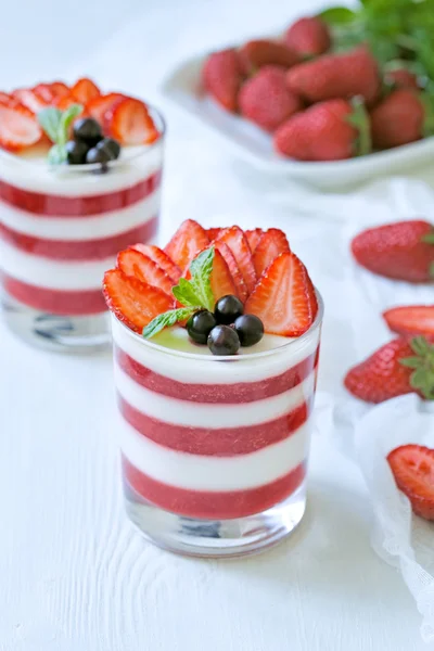 Gourmet homemade panna cotta sweet vanilla dessert food with fresh strawberries and mint on white kitchen table background — Stock Photo, Image