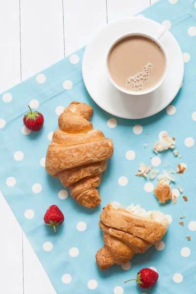Fogalmának tökéletes reggeli vagy ebéd, croissasnt hagyományos cukrászda desszert egy csésze kávé és a friss eper a provence-stílusú háttér — Stock Fotó