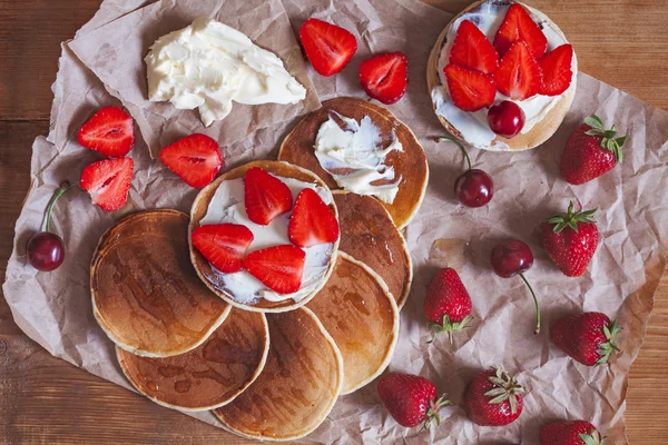 Pfannkuchen hausgemachtes süßes Dessert zum Frühstück oder Mittagessen mit Erdbeere und Butter auf rustikalem Holztisch — Stockfoto