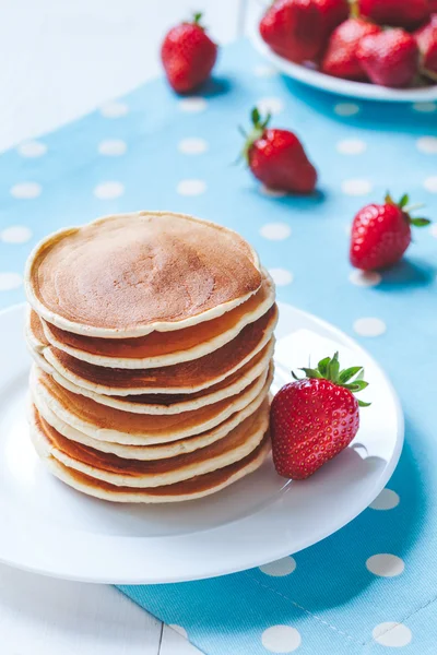 Pfannkuchen traditionelle hausgemachte süße Nachspeise mit Erdbeere auf Provence-Stil Hintergrund — Stockfoto