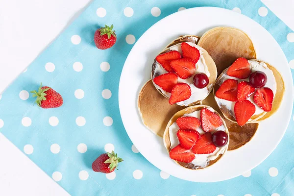 Leckere Pfannkuchen traditionelle süße Nachspeise auf weißem Teller mit Erdbeere und Butter. provence style hintergrund — Stockfoto