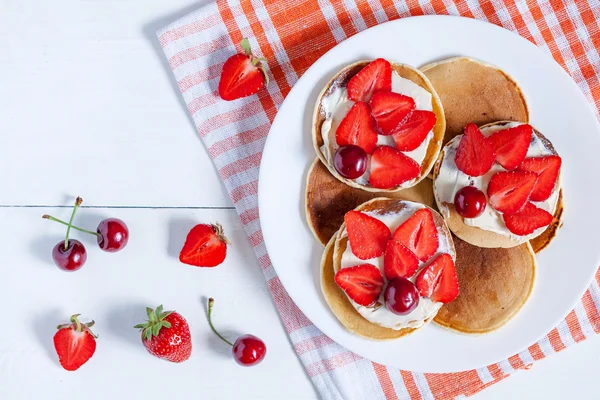 Pfannkuchen traditionelles hausgemachtes amerikanisches Frühstück oder Mittagessen Gebäck Dessert mit Butter und Früchten auf weißem Teller. — Stockfoto