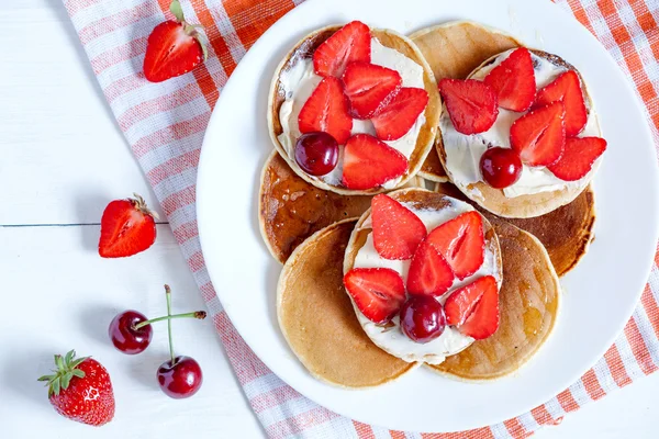 Pfannkuchen hausgemachtes Frühstück süßes Gebäck Dessert mit Früchten und Butter auf weißem Küchentisch Hintergrund — Stockfoto