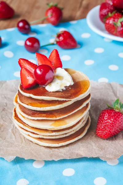 Pfannkuchen traditionelles hausgemachtes Frühstück oder Mittagessen mit Erdbeeren, Honig und Butter in weißer Schale — Stockfoto