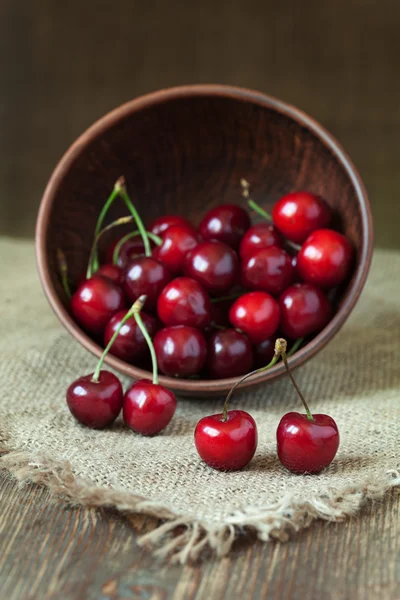 Kirschen frisch Bio-vegetarische Superfoods in Tonschüssel auf Vintage-Küchentisch Hintergrund — Stockfoto