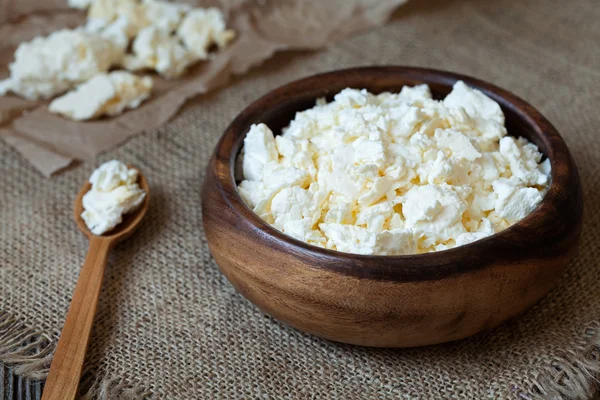 Παραδοσιακό τυρί cottage πρωτεΐνη ημερολόγιο του προϊόντος, υγιεινό πρωινό σε ρουστίκ ξύλινα πιάτο σε vintage κουζίνα το φόντο του τραπεζιού — Φωτογραφία Αρχείου