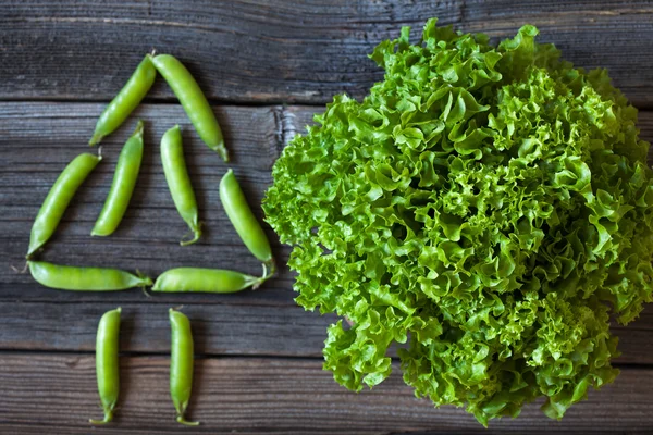 샐러드 양상추와 녹색 완두콩 건강 한 유기 영양 식품 빈티지 나무 배경. — 스톡 사진