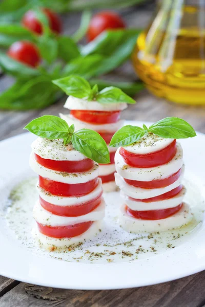 Παραδοσιακά υγιή σε φέτες ντομάτας με caprese σαλάτα μοτσαρέλα. Ιταλικό εθνικό φαγητό γκουρμέ. — Φωτογραφία Αρχείου