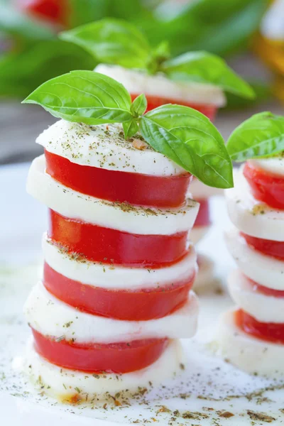 Homamade traditionele gezonde voeding caprese salade met mozzarella, basilicum, tomaten, knoflook en olijfolie — Stockfoto