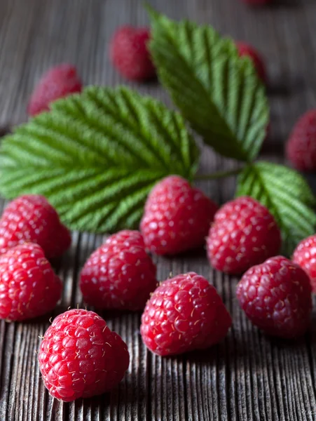 Málna friss organikus nyári étel. Egészséges vegetáriánus étrend édes desszert. Superfoods. Sötét élelmiszer fénykép. Vintage fából készült asztal háttere. — Stock Fotó