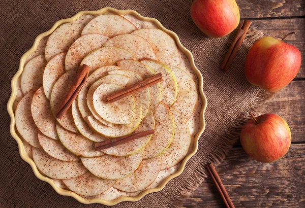 Традиционный домашний благодарения яблочный пирог сырой рецепт приготовления теста с корицей и яблоками на винтажном деревянном фоне. Вид сверху . — стоковое фото