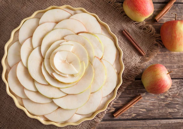 Традиционный домашний яблочный пирог приготовления сырого теста рецепт с корицей и яблоками на винтажном деревянном фоне. Вид сверху . — стоковое фото