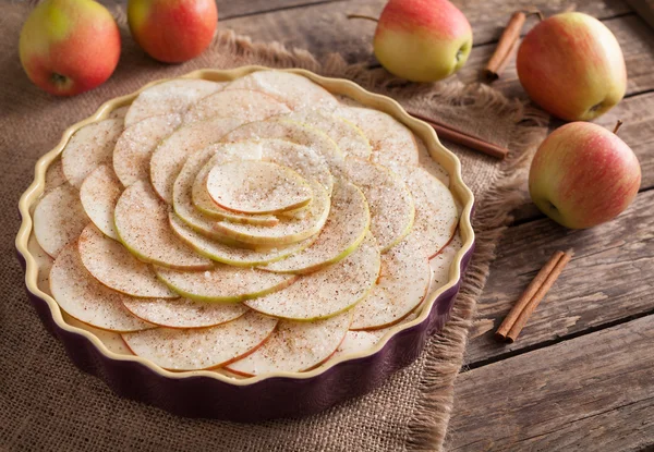 Homemade delicious traditional apple pie sweet dessert preparation recipe with apples and cinnamon on vintage wooden background. — ストック写真