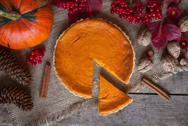 Torta di zucca affettata dolce dolce dolce con cannella, noci e composizione autunnale su fondo tavola vintage — Foto Stock