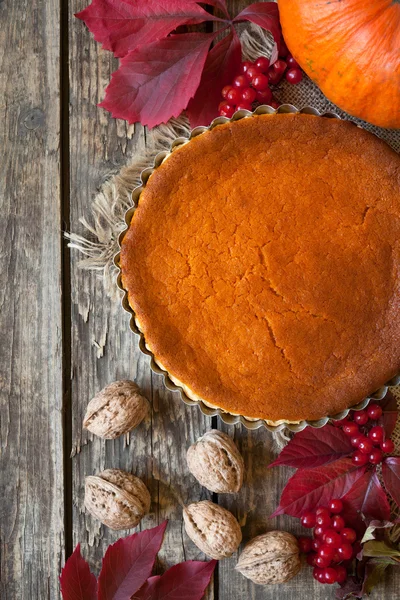 Torta tradizionale di zucca autunnale fatta in casa dolce dessert con noci e composizione autunnale su sfondo di legno vintage . — Foto Stock