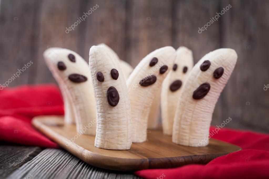 Sobremesa De Heloween: Grupo De Monstro Engraçados, De Fantasma, De Aranha  Feita Do Bolinho De Amêndoa Dos Biscoitos Com Crosta D Foto de Stock -  Imagem de feriado, doce: 126673770