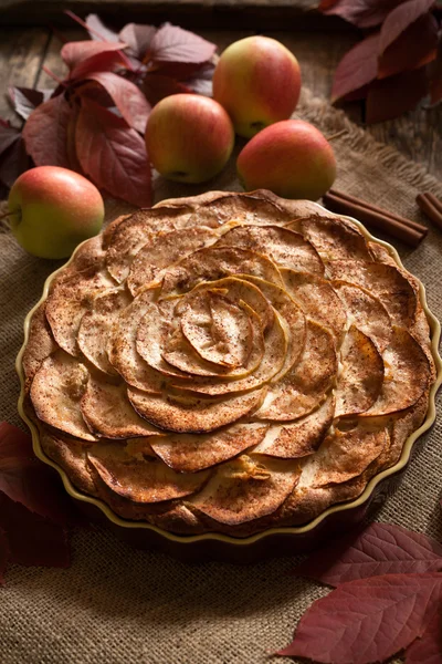Traditional American holiday celebration apple pie sweet baket dessert food with cinnamon and apples on vintage background. Autumn decor. — Stock Fotó