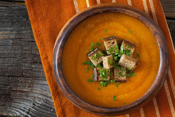 Natural vegetarian pumpkin cream soup with croutons delicious organic food recipe. Traditional halloween or thanksgiving day meal. Vintage wooden table background. — ストック写真