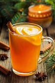 traditionelle heiße Toddy Wintergetränk mit Gewürzen Rezept. gesundes hausgemachtes Bio-Feiertagsgetränk im Glas. hölzerner Hintergrund.