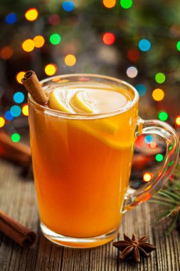 Geleneksel sıcak elma elma şarabı alkol içki kış sezon ferahlık suyu. Sağlıklı organik Noel veya Şükran içecek baharatlar ile. Sıcak Buhar ve renkli Böke. Antika ahşap arka plan.