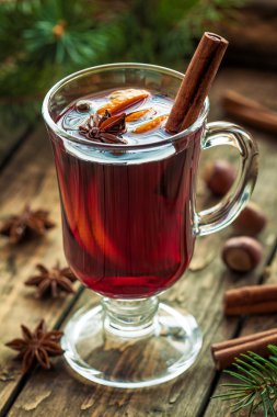 Mulled şarap geleneksel kış sıcak alkol baharatlı tatil içecek tarifi. Ev yapımı Şükran günü kutlama iç turuncu tarçın ve anason cam ile. Noel ağacı brunch dekorasyon vintage üzerinde 