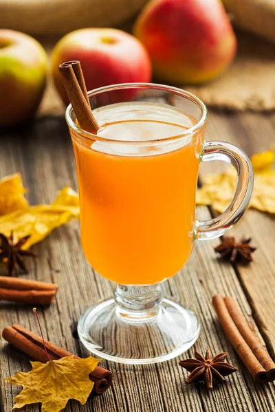 Traditionell hemlagad varm apple cider thanksgiving vinter firandet dryck med kryddor. Varm hälsosam ekologisk dryck. Vintage trä bakgrund — Stockfoto