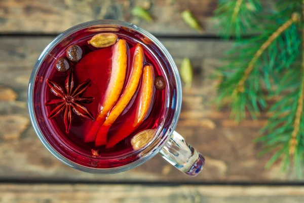 Grog traditionele warme alcohol vakantie feest drankje. Verschillende kruiden, kaneel, anijs, peper en citroen in glas. Winter decoratie stijl. — Stockfoto