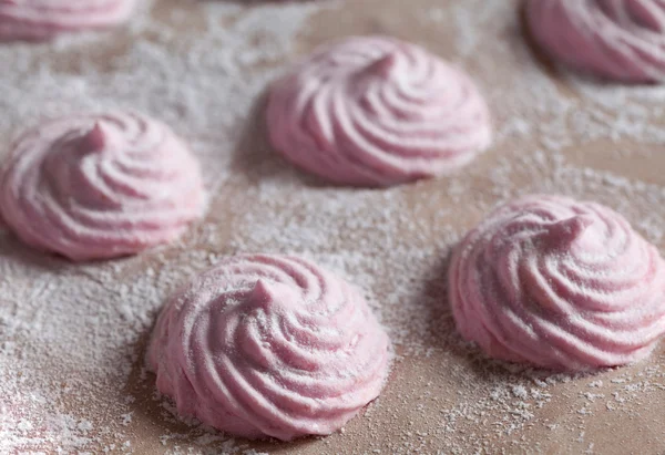 Sabroso postre dulce de zephyr rosa casero. Alimento dietético bajo en calorías. Estilo rústico — Foto de Stock