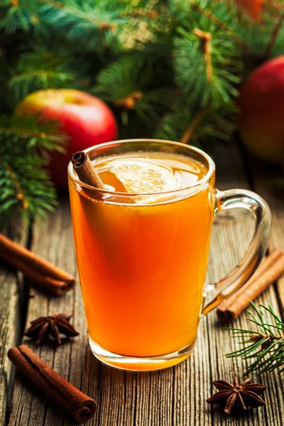 Hot toddy tradicional inverno bebida alcoólica aquecendo receita. Bebida aromática caseira do feriado do Natal com especiarias . — Fotografia de Stock