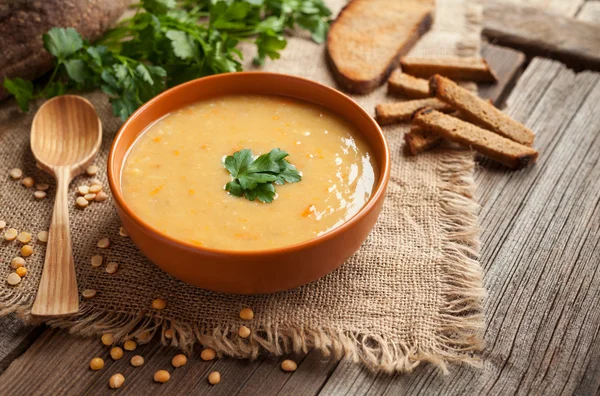 Pea soup healthy vegetarian organic food recipe with croutons and greens on rustic wooden table background. Homemade traditional meal. — Stock fotografie