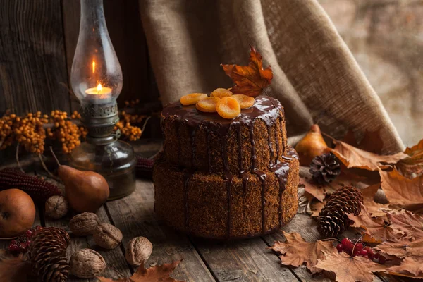 Традиционный домашний морковный торт вкусный десерт. Осенняя композиция на фоне старинного деревянного стола . — стоковое фото