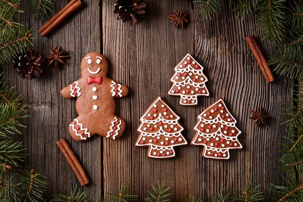 Рождественское пряничное печенье человека и меховые ёлки композиция в рождественских украшениях рамка на старинном деревянном столе фоне. Традиционный рецепт домашнего десерта . — стоковое фото