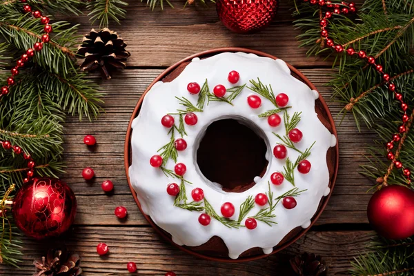 Tradicional postre casero de la fiesta de la torta de Navidad con el arándano rojo en el marco de las decoraciones del árbol del año nuevo en fondo de tabla de madera vintage. Estilo rústico . —  Fotos de Stock