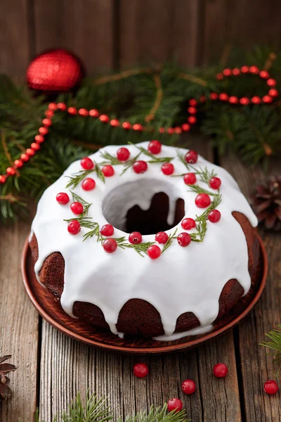 Traditional homemade christmas cake sweet holiday dessert with cranberry in new year tree decorations frame on vintage wooden table background. Rustic style. — Stock fotografie