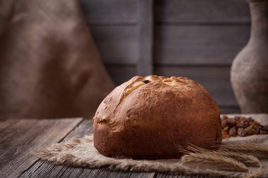 Geleneksel ev yapımı Noel panettone ekmek İtalyan pasta tatil tatlı vintage ahşap arka plan üzerinde rustik tarzda