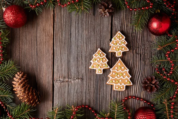 Christmas gingerbread cookies fir trees composition in xmas decorations frame on vintage wooden table background. Traditional homemade dessert recipe. — Stock Photo, Image