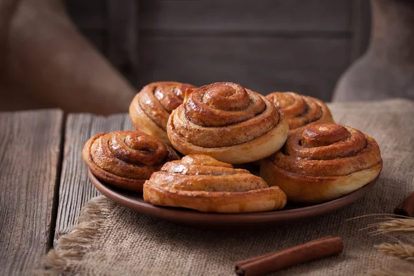 Сладкая булочка с корицей рулет рождественские домашние вкусные сладкие ледяные десерты на винтажном Woonde стол. Традиционная шведская выпечка из канелбуллара . — стоковое фото