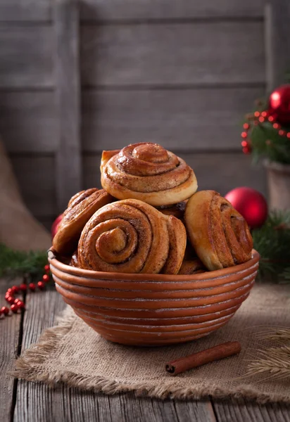 Сладкие булочки с корицей или рождественский канелбуллар домашний норвежский вкусный сладкий десерт со специями на винтажном шерстяном столе. Традиционная шведская выпечка — стоковое фото