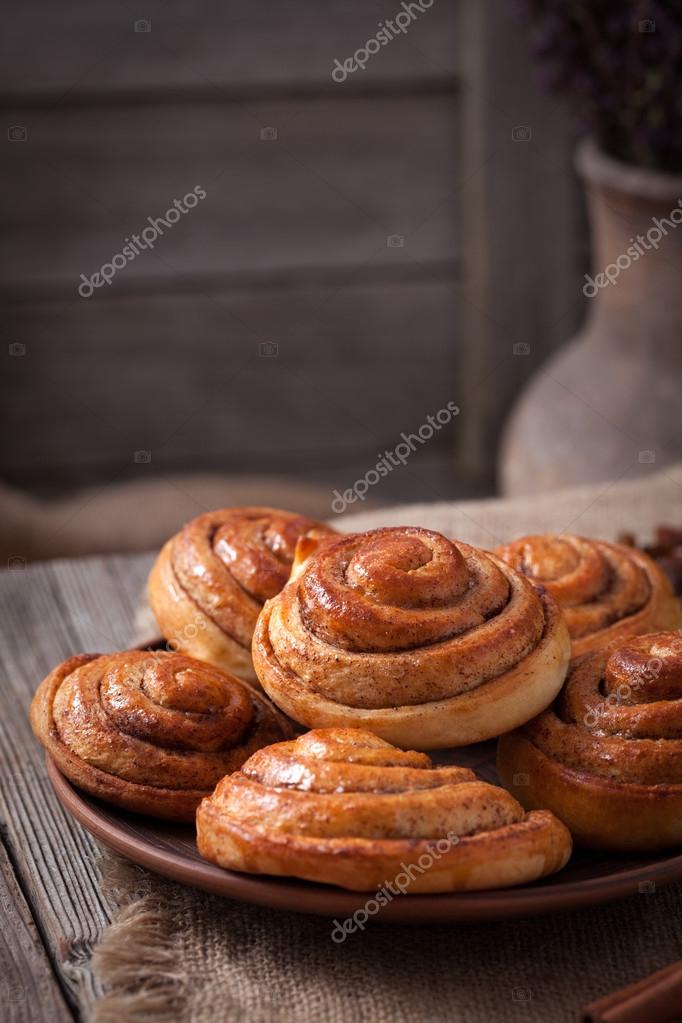 Douce Brioche Cannelle rouleaux Noël scandinave délicieux dessert sucré sur table vintage woonde. Kanelbullar suédois traditionnel, boulangerie pâtisserie