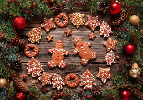 Piernik para mężczyzna i kobieta, świerk, gwiazdy, świąteczne ciasteczka skład z dekoracji xmas drzewa na tle starodawny stół drewniany. — Zdjęcie stockowe