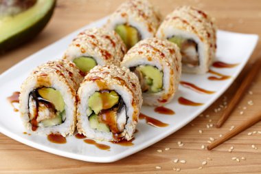 California suşi roll yılan balığı, avokado ve salatalık ile