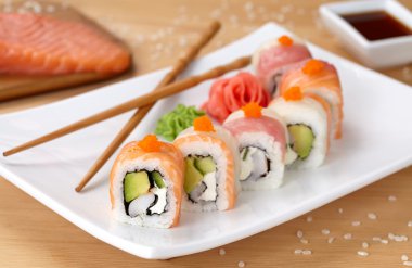 Gökkuşağı ejderha suşi rulo somon, avokado, peyniri, salatalık ve tobiko ile havyar
